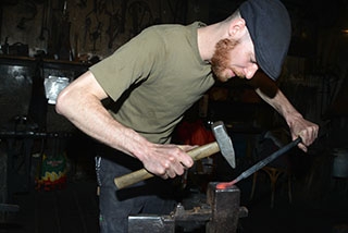 Les couteliers aff�tent les lames - Mus�e du fer, Vallorbe, avril 2019 - Reportage de Dany Schaer, journaliste photographe