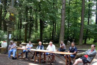 Des chasseurs arpentent les sentiers du Bois des Brigands - Assembl�e g�n�rale de l�Association du Bois des Brigands, 27 juin 2020, Thierrens - Reportage de Dany Schaer, journaliste photographe