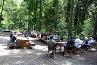 Des chasseurs arpentent les sentiers du Bois des Brigands - Assembl�e g�n�rale de l�Association du Bois des Brigands, 27 juin 2020, Thierrens - Reportage de Dany Schaer, journaliste photographe
