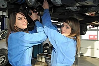 Alexandra et Amarande, deux mécaniciennes qui ont du charme - Echallens, février 2012 (Cliquer ICI)