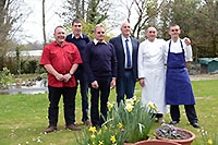 Le cabri s�invite sur les grandes tables. Vufflens-le-Ch�teau - Pr�vonloup, avril 2014 (Cliquer ICI)